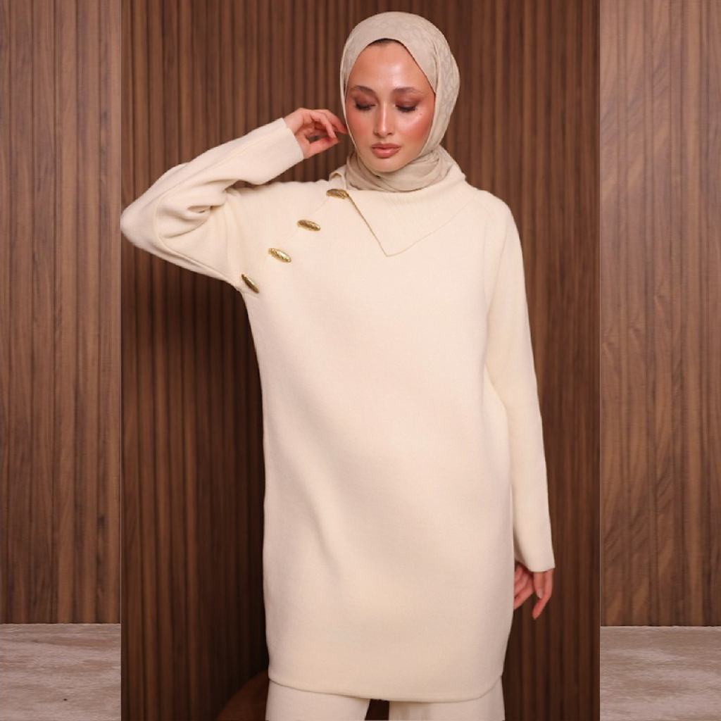 ensemble femme en maille crème avec détails dorés ensemble femme en maille crème avec détails dorés