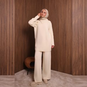 ensemble femme en maille crème avec détails dorés