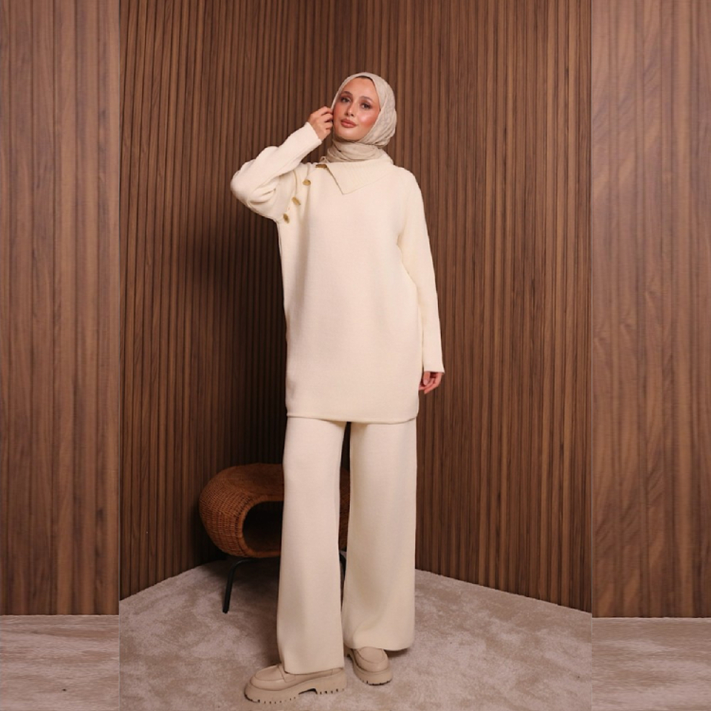 ensemble femme en maille crème avec détails dorés ensemble femme en maille crème avec détails dorés